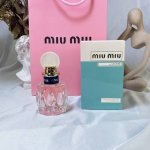 专柜品质 Miumiu缪缪2018第三代白盖粉色缪缪玫瑰之水50Ml，新款花香粉色少女女士香水白盖 香调：花香调 前调：黑醋栗叶、香柠檬、柠檬、青柠 中调：铃兰