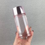 专柜品质 倩碧快乐心悦女士香水100Ml专柜品质前调 橘子,醋栗叶,黄瓜 中调 胡萝卜,凤眼兰 后调 檀香木,木质香 2003年推出的是以花香味为主调的新一系列