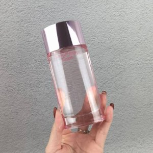 专柜品质 倩碧快乐心悦女士香水100Ml专柜品质前调 橘子,醋栗叶,黄瓜 中调 胡萝卜,凤眼兰 后调 檀香木,木质香 2003年推出的是以花香味为主调的新一系列