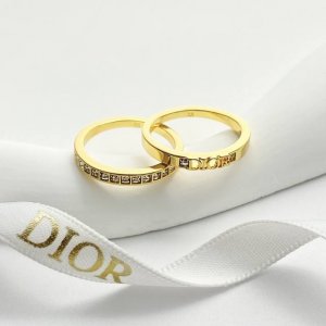 编码R056 Dior戒指热销款火爆上新 迪奥水钻字母两件套戒指 一个镂空字母一个镶满方钻Bling Bling带一点华丽，组合在一起绝美～可单戴可叠戴，性价比