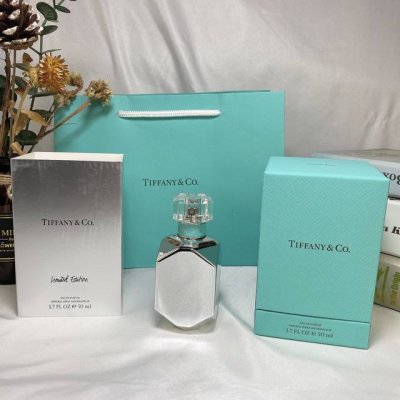 专柜品质 蒂芙尼Tiffanyco蒂芬妮Tiffany & Co.铂金限量版女士香水50Ml 香水的包装盒是经典蒂芙尼 Tiffany蓝盒子，瓶身是钻石雕刻的形