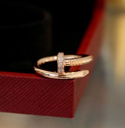 Cartier 经典款钉子戒指，头尾钻戒指 细节清新可见，都是1:1精雕，全体Cnc手工精雕雕刻。首款钉子手镯诞生于二十世纪七十年代的纽约，充分展现自由欢愉的时