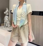 自由飞马 18Mm顶级真丝双面同色90方巾 Hermes 手工卷边斜纹真丝方巾 100%桑蚕丝 这款爱马仕的经典单品展现强大而迷人的女性魅力精髓 此90方巾推陈