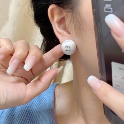 新款小香Chanel拉丝银耳钉 热销款 同步专柜 做工精致细腻 重工版本 超级仙女唯美的一款 超级细心无漏洞 媲美Zp 买到就是赚到 耳环