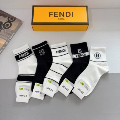 配包装 一盒5双 Fendi 芬迪 字母双Ｆ经典款中筒袜子，实用好穿 柔软透气，时尚百搭款，大牌出街。