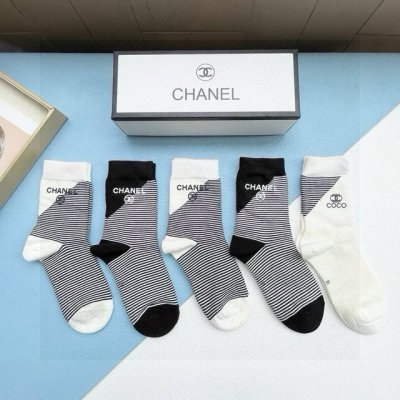 配包装 一盒五双 Chanel 香奈儿高品质超级爆款网红袜子小香家官网同步饰品字母中筒袜 Ins明星网红推荐火爆至极纯棉材质 轻薄柔软透气 四季通用 欧美大牌街