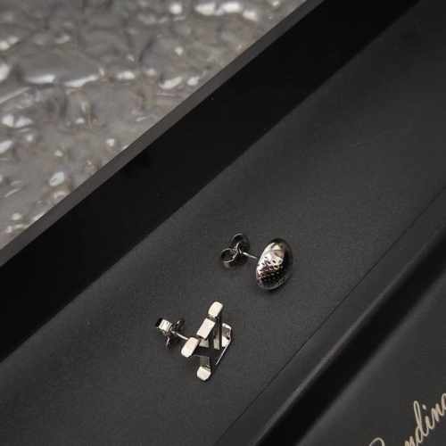 Lv Suit 耳环 M02423 Lvsuit 银耳环拥有不对称设计：一枚为圆润构型镂刻 Damier Heritage 图案，另一枚抒写 Lv 字母。别致耳