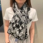 超级大爆款专柜同步 经典设计完美，若隐若现的Lv标志，强烈推荐手慢无千万别去专柜买代购就要3800+绝对一模一样价格真心好， 新色 质地非常亲肤柔软 ，如般的皮