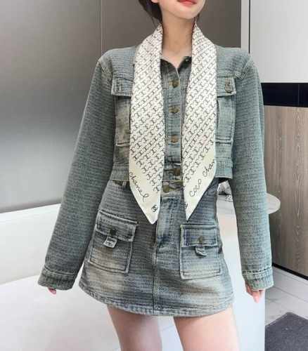 Chanel~~童趣字母~~春季新款 90*90 斜纹真丝 二色