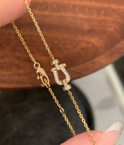 费雷德迷你满钻马蹄扣手链 精工微镶 高端定制 专柜材质 加厚电镀工艺 带Logo 简约又有高级感 气质拉满 日常可以和很多手链手镯叠戴 玫瑰金 白金色