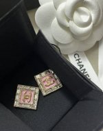 编码E2624 香奈儿耳钉热销款爆上新一致Zp 专柜同步 chan 24 水钻双C方块耳钉 采用长方钻边框包裹 彰显出独特的优雅气质 粉色底上 镶嵌着一个闪闪发