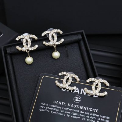 chanel 经典珍珠 钻钻双C耳钉 耳环 真的会沦陷于这副耳钉里~ 永久经典款米珠双C珍珠耳钉 经典耐看百搭 耳钉 耳坠