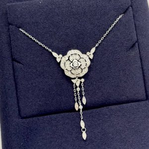 A0114 纯银厚重版 高级珠宝 山茶花 流苏 项链 Bouton De Camelia 系列 依然以标志性的 山茶花 为灵感 由三层圆润的钻石花瓣簇拥构成完整