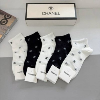 配包装 一盒5双 Chanel 香奈儿经典船袜高版本纯棉材质柔软，秒杀市场普通货，经典的双C图案Logo，专柜同步袜子大牌出街，潮人必备，超好搭