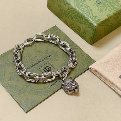最新出炉 Gucci古驰手链最新款的经典款 精致无论款式 质感 都是绝对的顶尖Feel 只要看一眼就懂了 原版Logo 超 Nice 搭配衣服最佳的选择，男女同