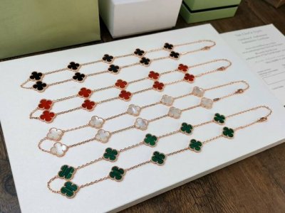秋冬新款Vca四叶草十花短款项链黑玛瑙 红玛瑙 白贝母 孔雀石镶嵌 真实细节呈现 樊克雅宝 Vca中号十花四叶草 亚金定制电镀18K金工艺 不必多言 市面上最高