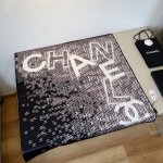 新款小香 Chanel字母 美翻了[流泪]御用殿堂级极品经典元素图案设计风格美丽至极 真的 上身极为衬肤色 百搭 好看不好看自己看吧 尺寸90X90Cm 100