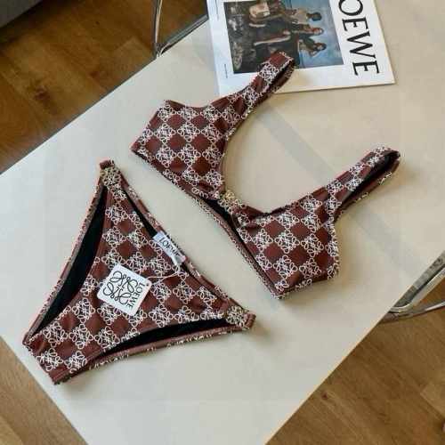 loewe罗意威 新款比基尼适合多种场景的游泳衣 海边 游泳池 温泉 水上乐园 漂流都可以内搭也完全可以 连体设计遮肉显高挑 腹部有点肉肉也不影响咱美美的 背面