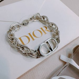 Dior新款高品质迪奥手链原单货专柜新款开模复古潮流时尚必备 男女均可佩戴 情侣款同款 摇滚朋克泰银风格 复古元素 潮流百搭 官网同款项链最新款链条档次更高明星