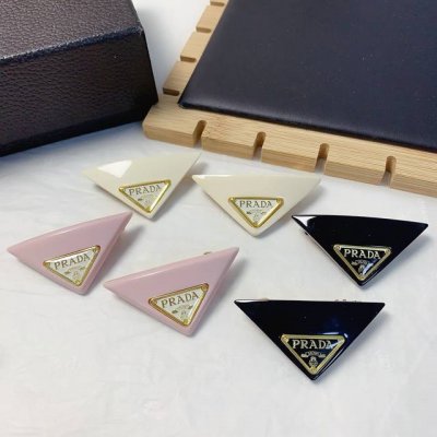 prada普拉达 Prada发夹 亚克力三角Logo弹簧夹边夹刘海夹压夹日常精致小单品 气质百搭小仙女必入单品 宝藏款 闭眼入推荐款 一对