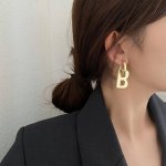 巴黎世家 Balenciaga 耳环 简单大方 大牌金质感饱满 ，搭配衣服超好看 ！