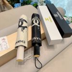 Chanel 香奈儿 三折自动折叠晴雨伞 集合香奈儿灵魂Logo为一体的设计风格高雅奢华 带在身上带来独特视觉效果 为伞而动 骄阳烈日下 有独家防晒科技 伞面选