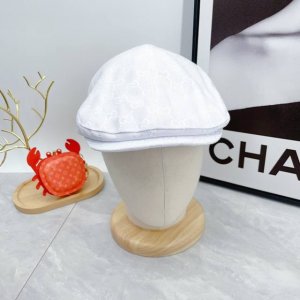 Guccl古奇 前进帽 版型特别正 特别精致！ 前进帽复古时髦感拉满！ 简约的设计毫不单调 戴上就可以出门 对于懒人简直不要太友好