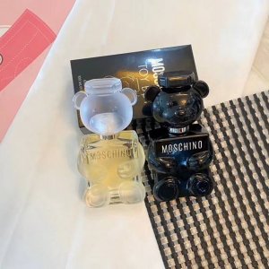 专柜品质 Moschino奇诺熊 男女士情侣香水，容量100Ml ，白瓶女香小熊头部四肢是超有质感的磨砂，黑瓶男香都是光面的，M家泰迪熊把可爱这块掐的死死的~无