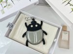 新品 罗意威Loewe 皮质钥匙扣 挂件 车钥匙扣 Beetles Charm系列 甲壳虫挂件出货 采用进口小牛皮多色搭配，外配钥匙圈，可挂于包包，其萌趣、可爱