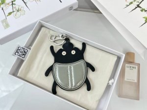 新品 罗意威Loewe 皮质钥匙扣 挂件 车钥匙扣 Beetles Charm系列 甲壳虫挂件出货 采用进口小牛皮多色搭配，外配钥匙圈，可挂于包包，其萌趣、可爱