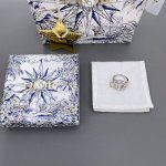 我们出品 D方钻圈戒指Z 3900，编号，配包装！墙裂推荐！瞬间被吸引了，绝对的C位！通体流光溢彩的，而且因为是镂空的设计+特别定制的施华洛水晶显得特别通透华丽