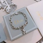 dior新款高品质迪奥手链原单货专柜新款开模复古潮流时尚必备 男女均可佩戴 情侣款同款 摇滚朋克泰银风格 复古元素 潮流百搭 官网同款项链最新款链条档次更高明星