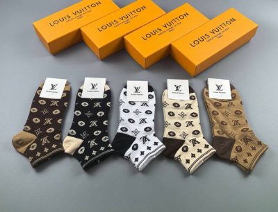 特 Louis Vuitton 路易威登驴家经典女款袜子 一盒五双 纯棉材质 柔软舒适 提花经典Lv标志 炒鸡好看大牌出街 潮人必备超好搭