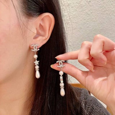 chanel香奈儿 中古 双C耳钉原版复刻Logo 小香家的款式真心无需多介绍每一款都超好看，精致大方，非常显气质.