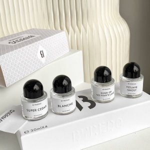 专柜品质 百瑞德香水中样30Ml四件套 Byredo白色浪漫Blanche 30毫升 皂香+强生婴儿爽身粉味 这个和Tom Ford的暗麝心魄 白麝香 很像，但