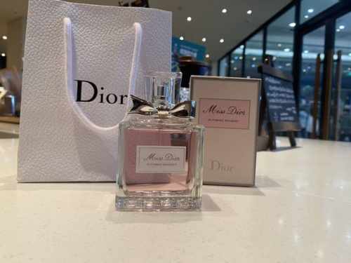 专柜品质 dior花样甜心100Ml Dior 迪奥小姐花漾甜心香水 初恋的味道 任何人都抗拒不了的甜蜜味道 因为它代表的每一个女孩心里都有座花园 天真 浪漫