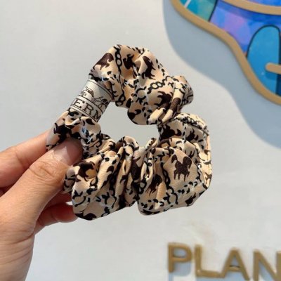 配包装 Hermes 爱马仕 进口大肠圈皮筋、真丝缎面名媛发绳头绳百搭款、细节全部实拍 特制面料非常显质感 ！
