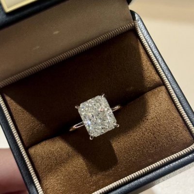 A0770 仿真钻 富婆系列 爆闪12Ct 雷迪恩碎冰切 长方钻 五克拉 钻石 戒指 原单顶级925纯银镶嵌 采用四爪镶嵌结构镶座的位置更低，从而贴近肌肤，戒壁