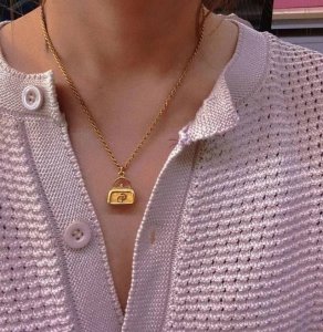 我们出品 量大咨询客Fu D金包项链 太爱啦超级推荐！经典的Vintage设计！精致的小包造型！太赞啦Dor Vintage系列，越看越好看，丝毫不亚于Ch N