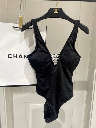 Chanel 香奈儿珍珠连体泳衣 适合多种场景的游泳衣♀海边 游泳池 温泉 水上乐园 漂流都可以内搭也完全可以 连体设计遮肉显高挑 腹部有点肉肉也不影响咱美美的