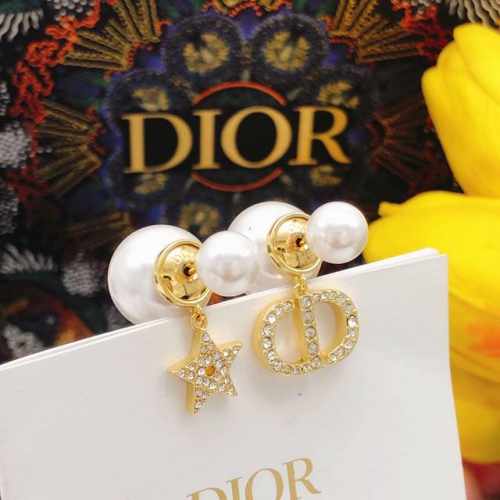 编号Ded0233 迪奥Dior 原单新品 微镶钻Cd大小珍珠星星耳钉 高端品质 专柜1:1开模 专柜原版同黄铜材质 高级925银针防过敏处理 Cnc精雕刻 细
