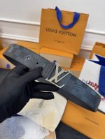 lv Shadow 腰带拥有 Monogram Shadow 皮革的经典风尚和素面皮革的内敛格调，以摩登笔触焕新男士衣橱