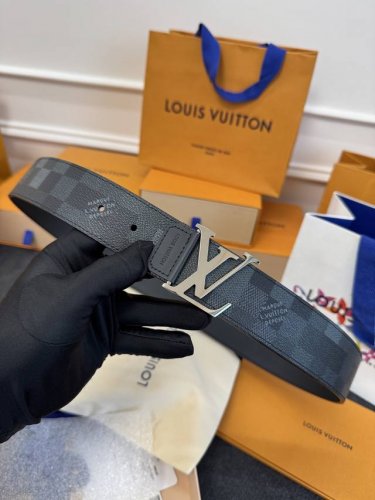 lv Shadow 腰带拥有 Monogram Shadow 皮革的经典风尚和素面皮革的内敛格调，以摩登笔触焕新男士衣橱