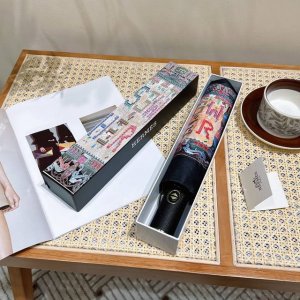 爱马仕 Herm S 新款极品H家三折自动伞重磅呈现 以其精湛的工艺技术和源源不断的想像力 新涂层技术伞布 带来令人惊喜的遮光效果 让防晒及隔热性能更优保障 伞