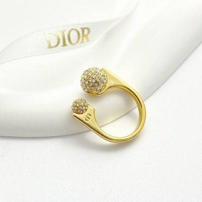Dior戒指热销款火爆上新 迪奥满钻大小珠开口戒指 金色饰面金属环圈设计散发图形风格 两侧携刻以Cd标志，一大一小的两颗满钻金球点缀开口 为各式造型增添高订气质