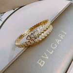 宝格丽手链手镯V金材质 Bvlgari宝格丽 Divas Dream 系列 品相完美 细节无敌 那种独特的色泽完全无可挑剔 再缀以经典指环外形设计 简约之余却又