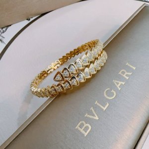 宝格丽手链手镯V金材质 Bvlgari宝格丽 Divas Dream 系列 品相完美 细节无敌 那种独特的色泽完全无可挑剔 再缀以经典指环外形设计 简约之余却又