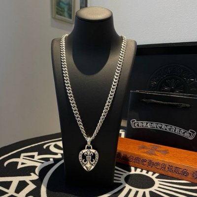 批 抖音 快手 Ins 小红书 直播热门 ，新款 专柜品质 Chrome Hearts克罗心经典项链 ，心型童军花吊坠，凹凸造型不同的花纹设计风格 呈现出与众不