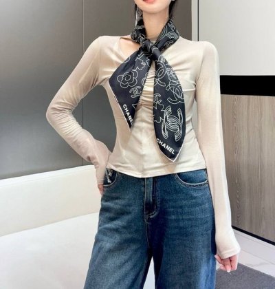 24 Coco线条勾勒 size 90X90Cm 100%真丝斜纹绸 18Mm原单克重 精致手工卷边 简笔勾勒线条 包括品牌经典双C标志 星星 花朵 彩虹 心形