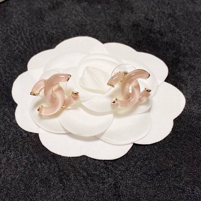 Chanel香奈儿耳钉浅粉色晶莹剔透小香家的款式真心无需多介绍每一款都超好看，精致大方，非常显气质